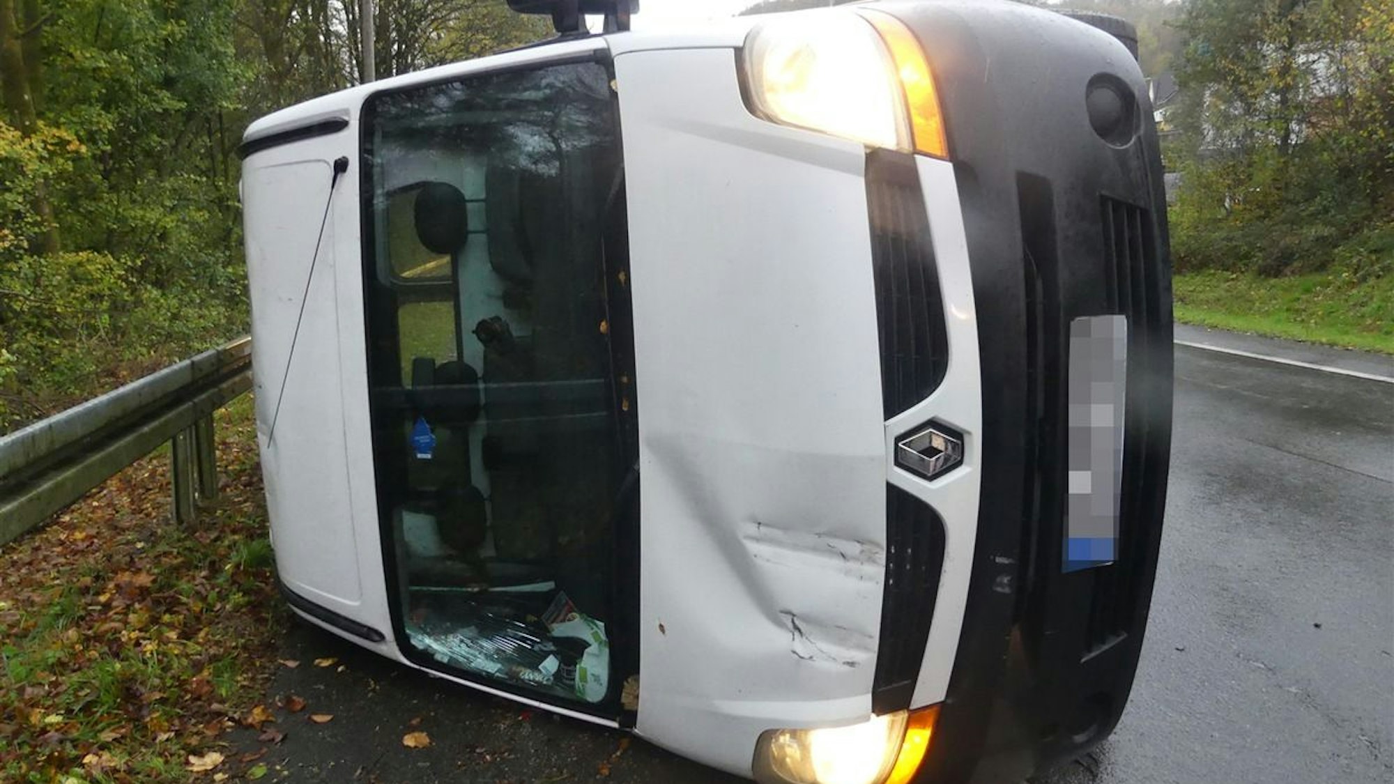 Ein auf der Seite liegender Transporter auf der L306 in Gummersbach.
