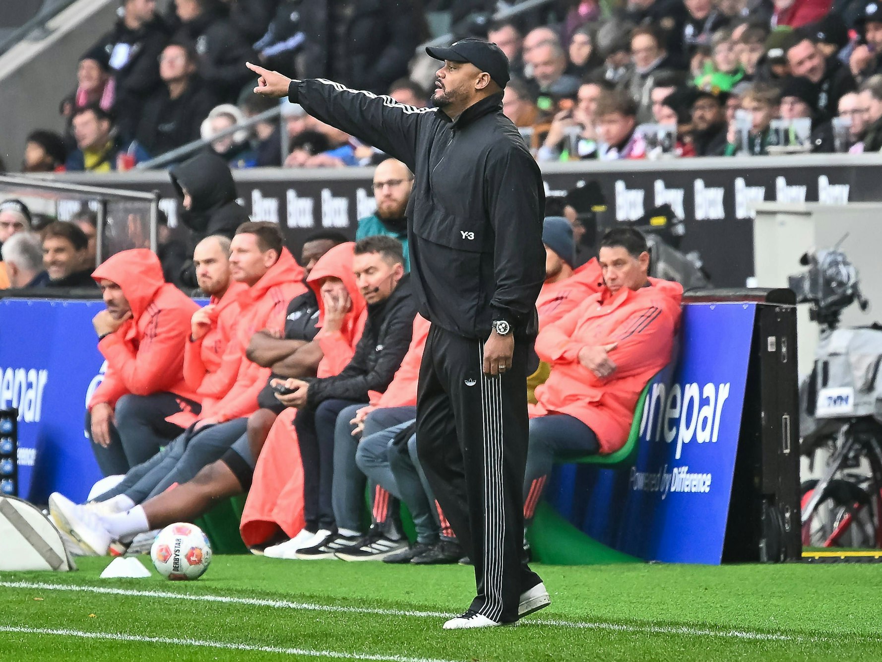 Vincent Kompany an der Seitenlinie im Duell mit Borussia Mönchengladbach.