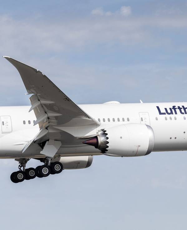 Eine Lufthansa-Maschine des Typs Boeing 787-9 im Landeanflug auf den Frankfurter Flughafen (Archivfoto)