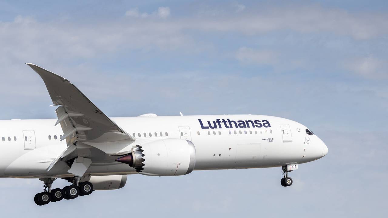 Eine Lufthansa-Maschine des Typs Boeing 787-9 im Landeanflug auf den Frankfurter Flughafen (Archivfoto)