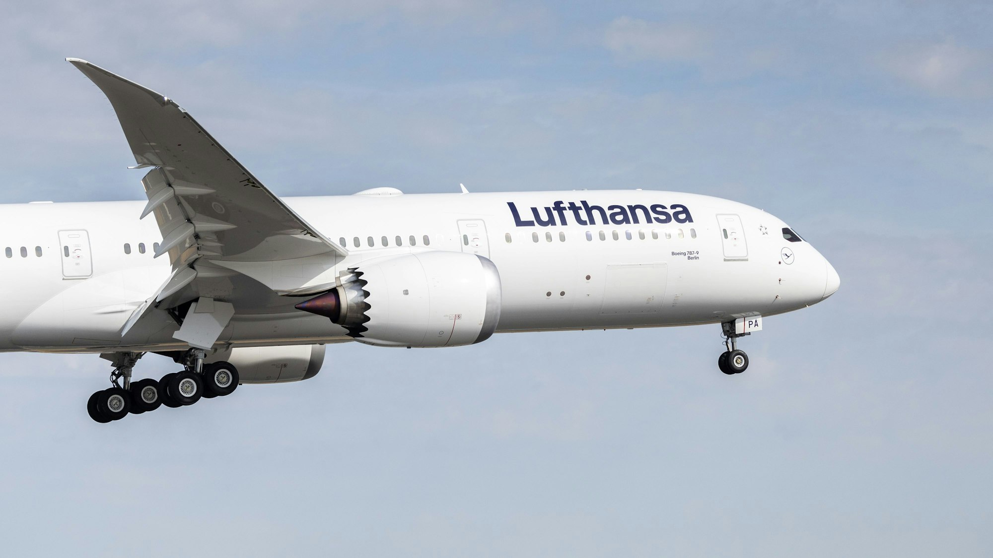 Eine Lufthansa-Maschine des Typs Boeing 787-9 im Landeanflug auf den Frankfurter Flughafen (Archivfoto)
