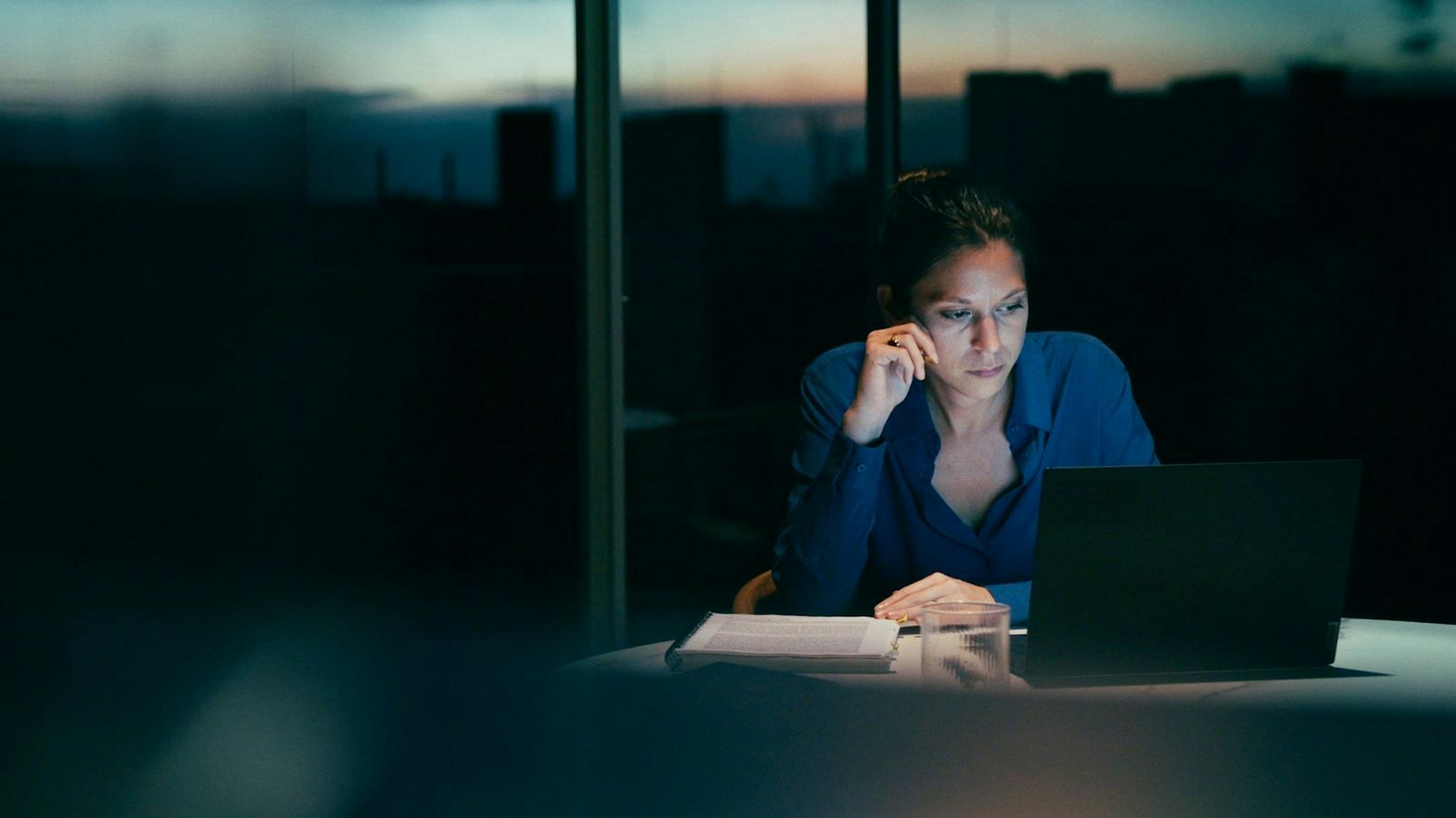 Die Kriminologin Zora Hauser forscht an der Universität Cambridge zu Mafia und Geldwäschenetzwerken. (Bild: WDR/ Till Vielrose/ DOCDAYS)