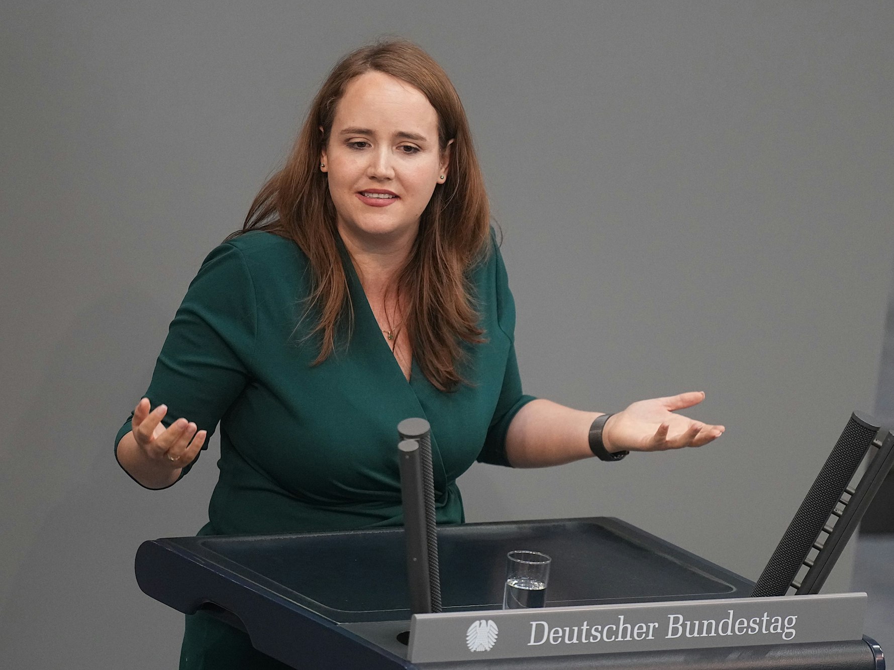 Ricarda Lang gestikuliert, während sie eine Rede im Deutschen Bundestag hält.