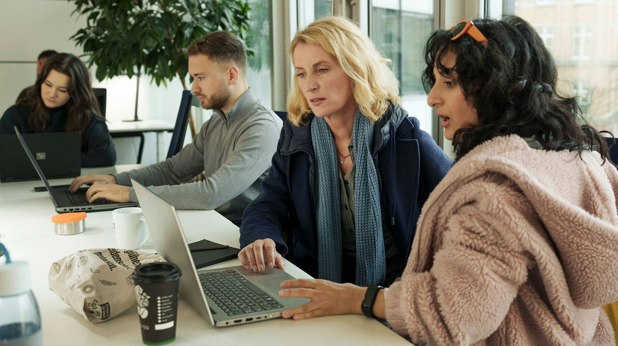 Im LKA Hannover erhält Charlotte Lindholm (Maria Furtwängler, links) Unterstützung von ihrer Kollegin Hanna Elinsdottir (Safak Sengül). (Bild: NDR/Christine Schroeder)