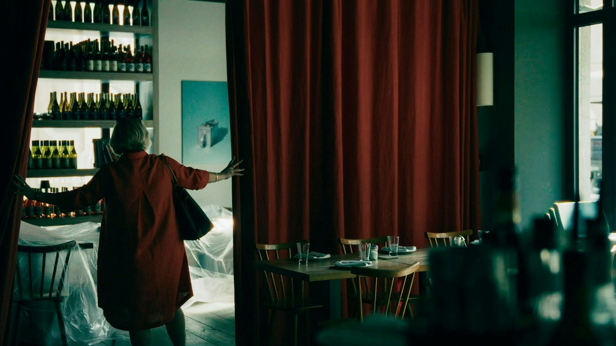 Katrin Wilhelm, Geldwäschebeauftragte bei einer Bank, erzählt warum bargeldintensive Geschäfte helfen, dreckiges Geld einzuspeisen. (Bild:  WDR/ Till Vielrose/ DOCDAYS)