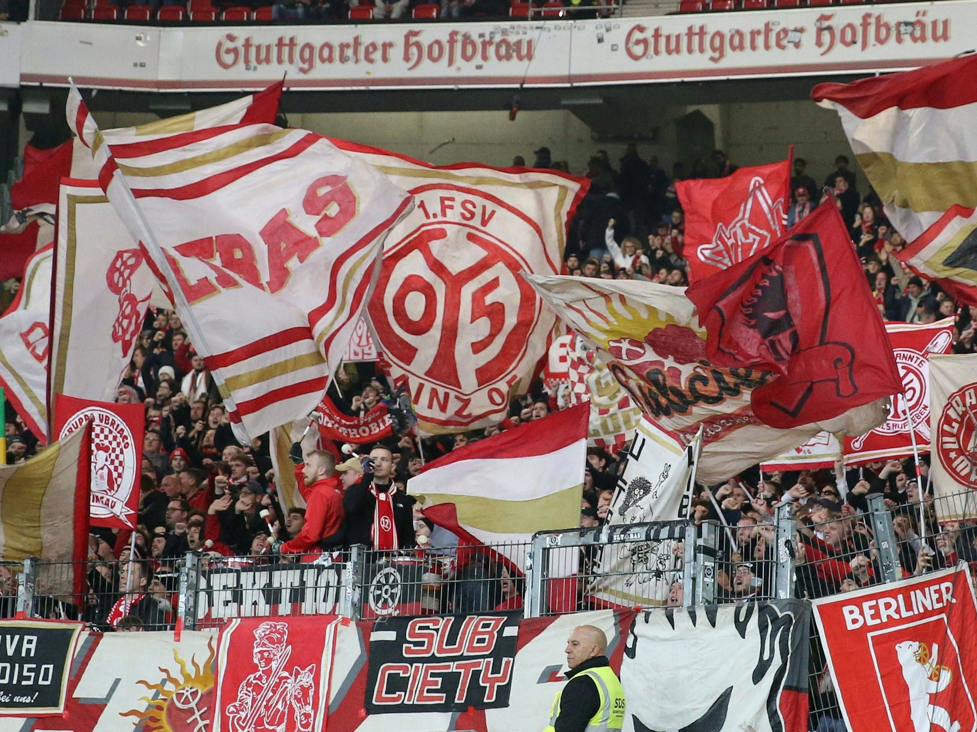 Der Auswärtsblock von Mainz 05 in Stuttgart.