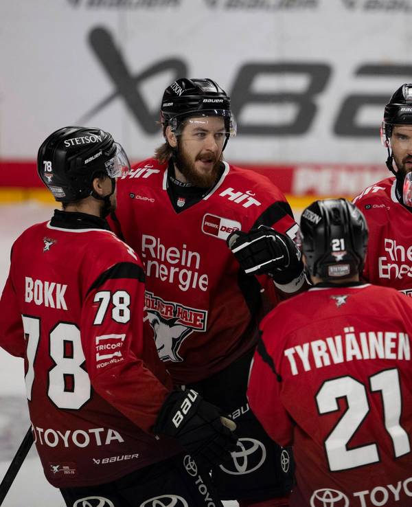 Die Spieler der Kölner Haie bejubeln einen Treffer.