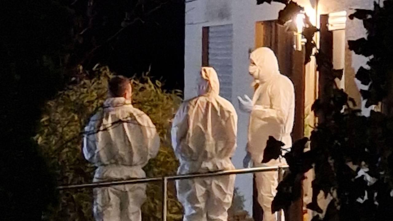 Ermittler stehen vor einem Wohnhaus in Solms, in dem drei tote Menschen entdeckt wurden. Bei den Toten handelt es sich um Vater, Mutter und Tochter.