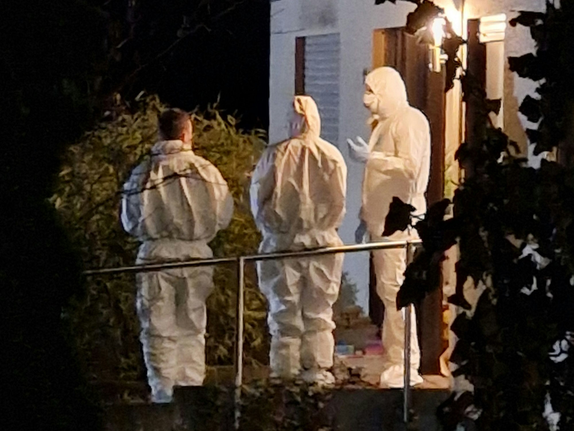 Ermittler stehen vor einem Wohnhaus in Solms, in dem drei tote Menschen entdeckt wurden. Bei den Toten handelt es sich um Vater, Mutter und Tochter.