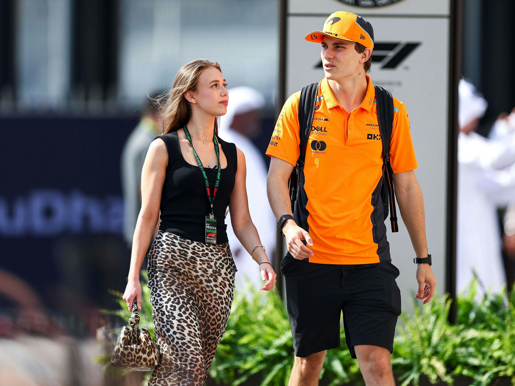 Oscar Piastri geht neben Freundin Lily Zneimer durchs Fahrerlager.