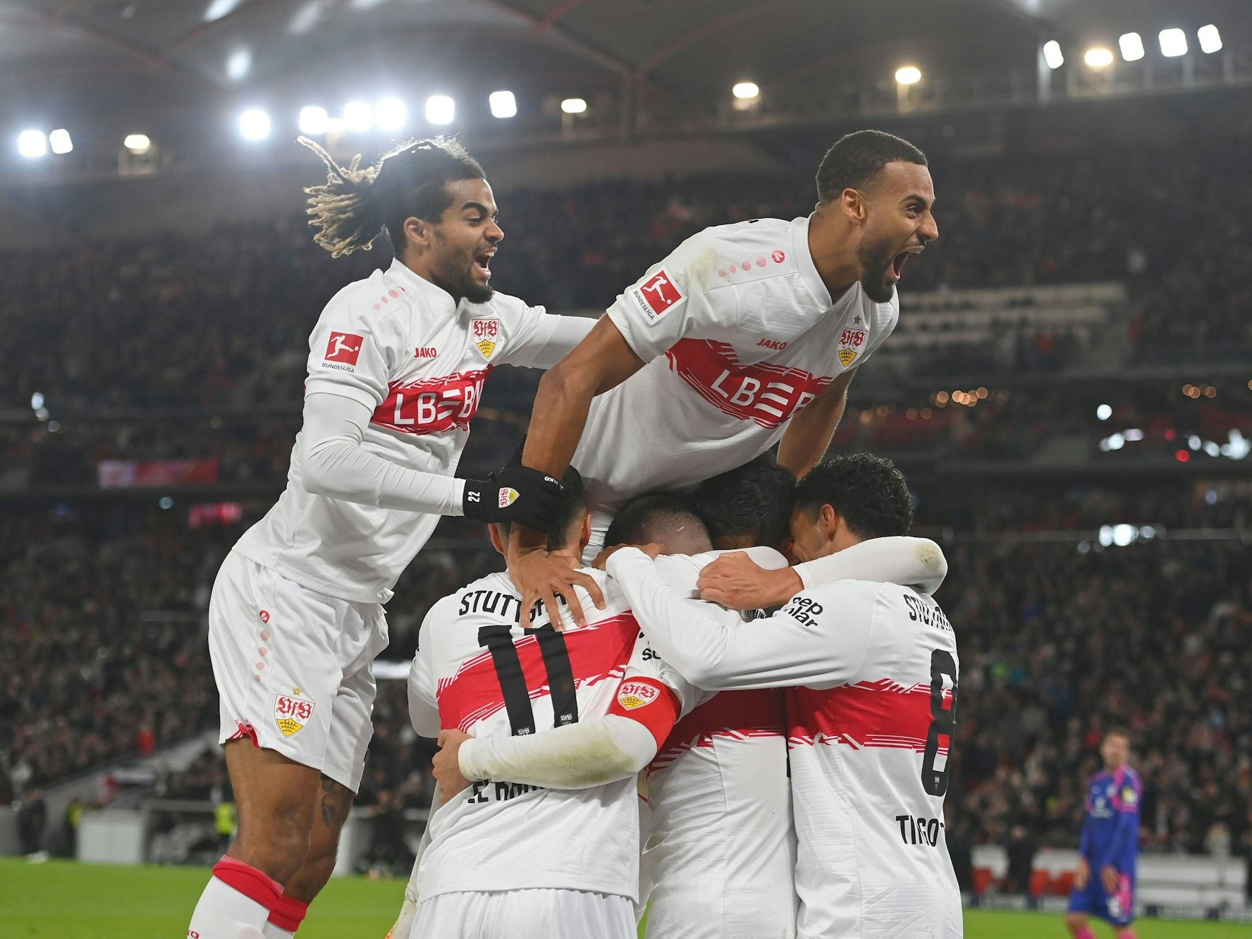 Die Stuttgarter Mannschaft feiert den Siegtreffer.