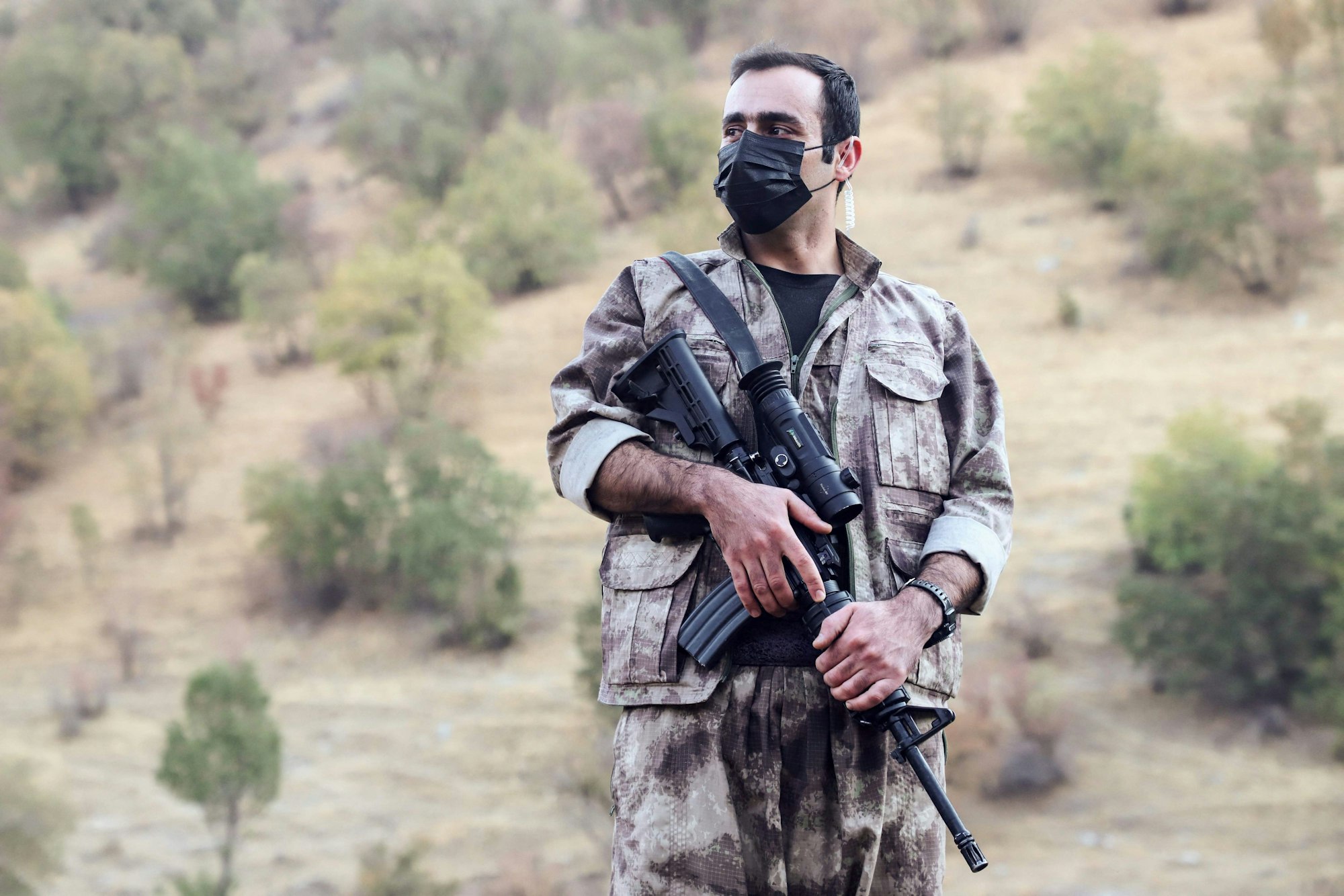 Ein bewaffneter PPK-Kämpfer schaut zur Seite.