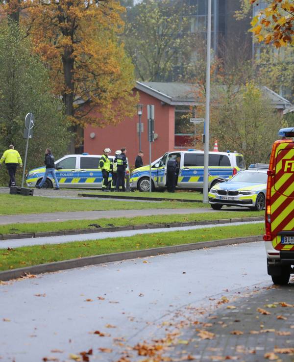 Rettungskräfte der Feuerwehr und Polizei sind in Bielefeld bei einem größeren Polizeieinsatz.
