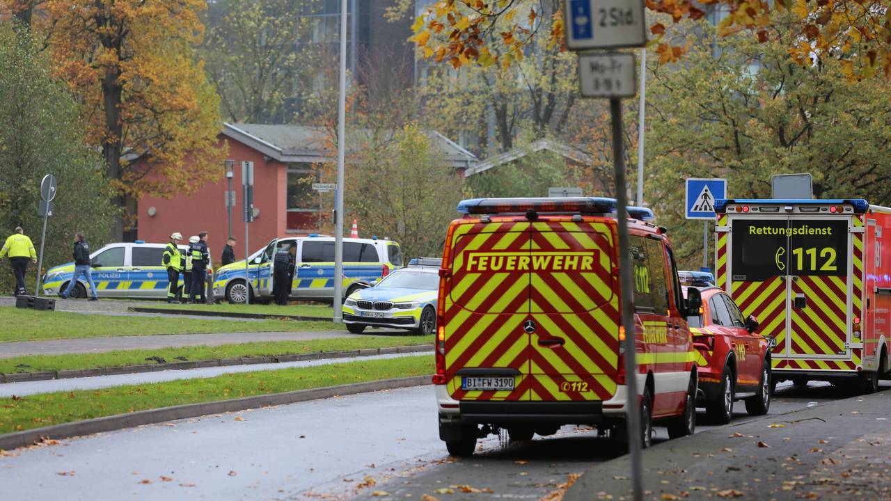 Rettungskräfte der Feuerwehr und Polizei sind in Bielefeld bei einem größeren Polizeieinsatz.