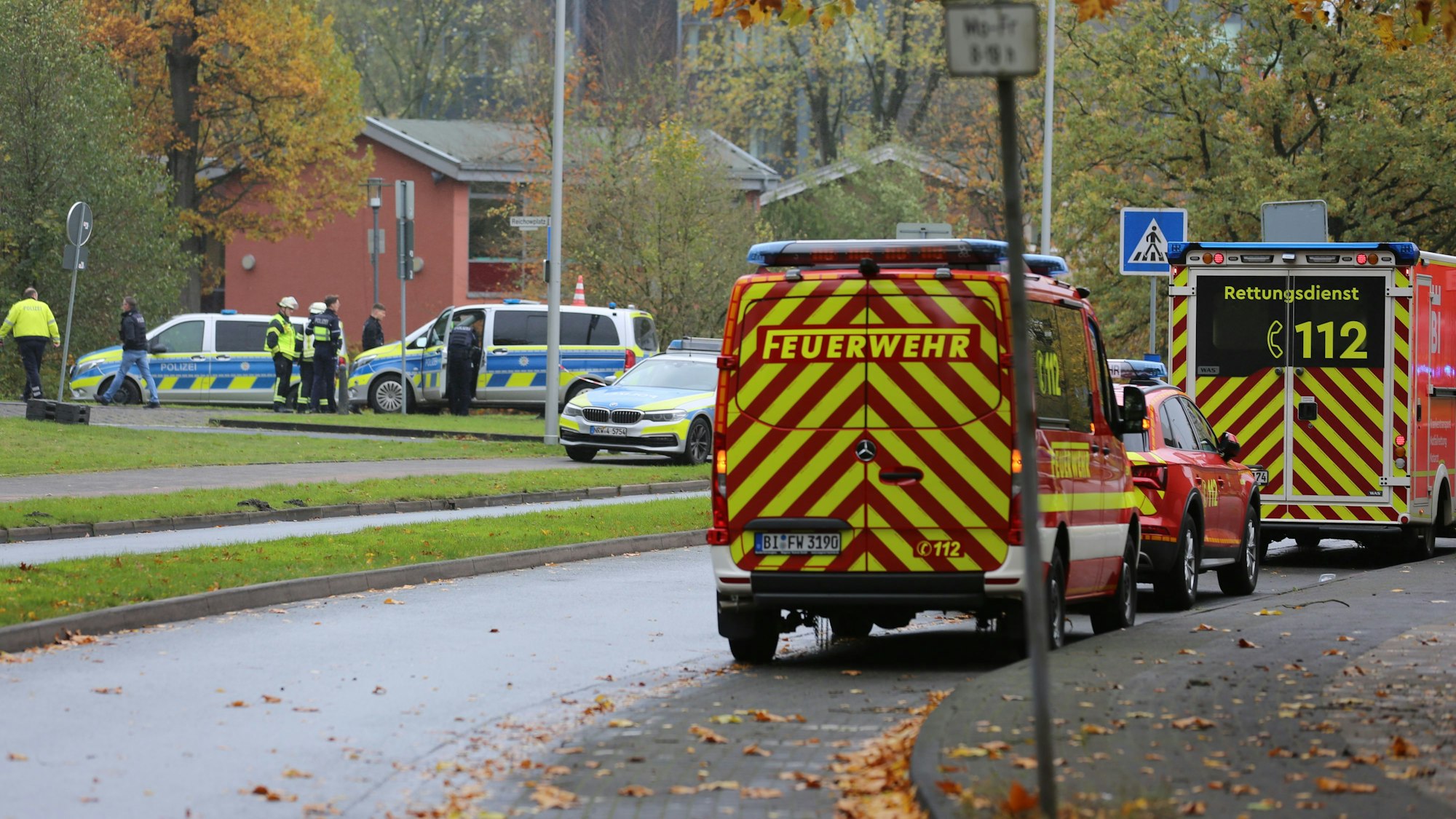 Rettungskräfte der Feuerwehr und Polizei sind in Bielefeld bei einem größeren Polizeieinsatz.