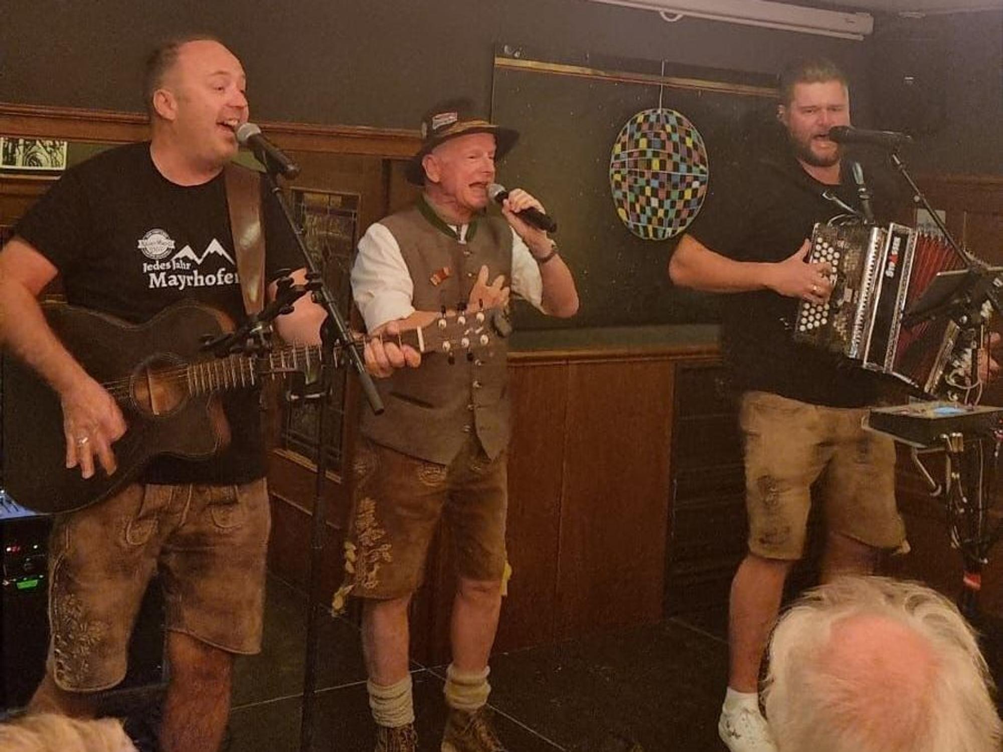 Sänger Mini Marille mit dem Kasermandl Duo.