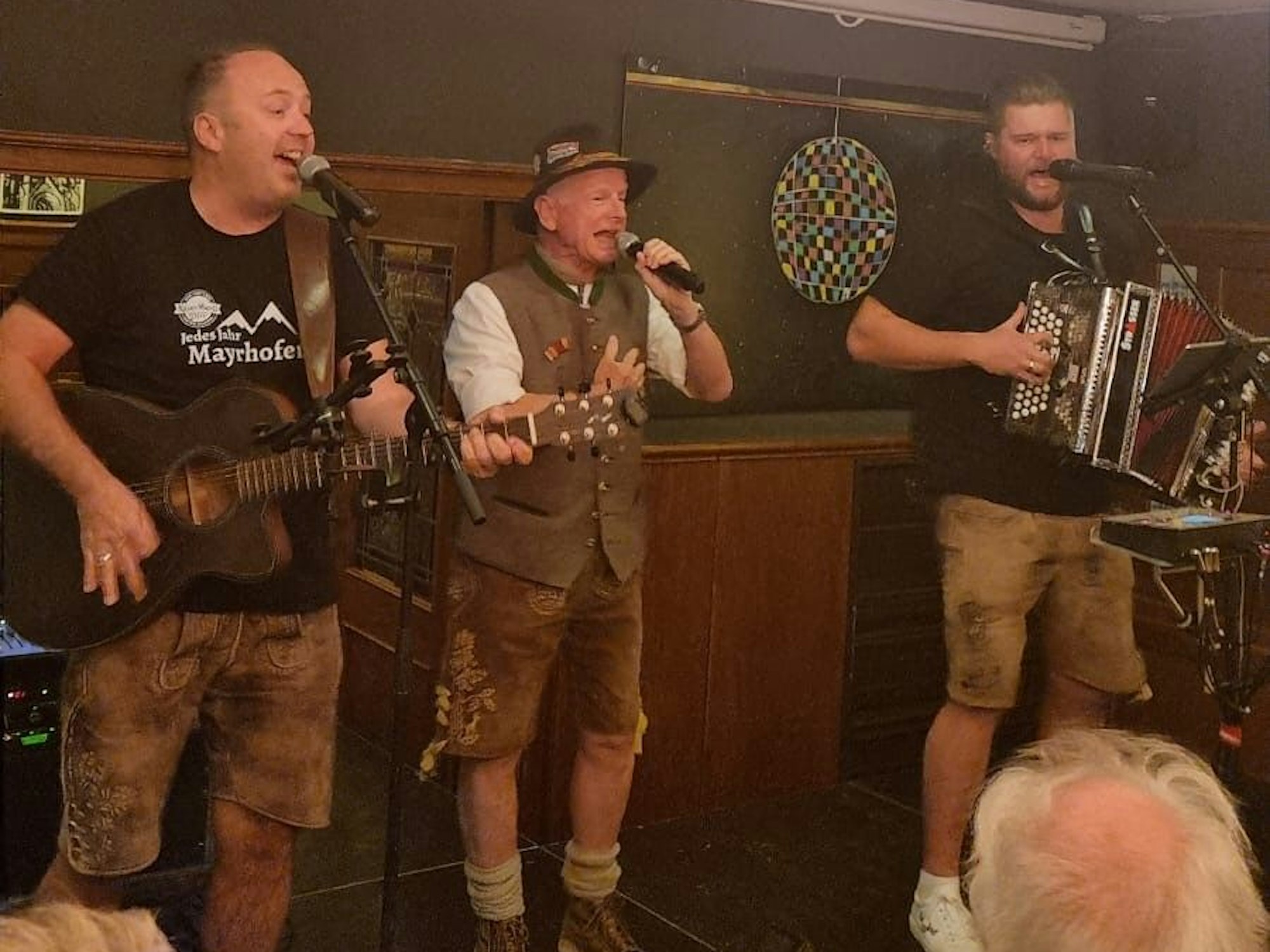 Sänger Mini Marille mit dem Kasermandl Duo.