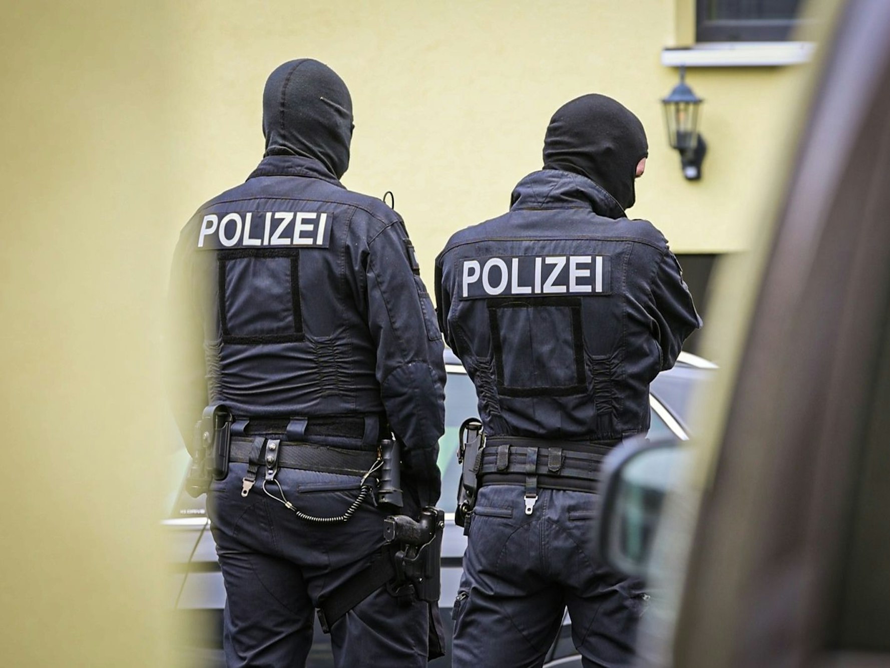 In Remscheid läuft eine Großrazzia. Auf dem Symbolfoto sind Polizisten bei einem Einsatz zu sehen.