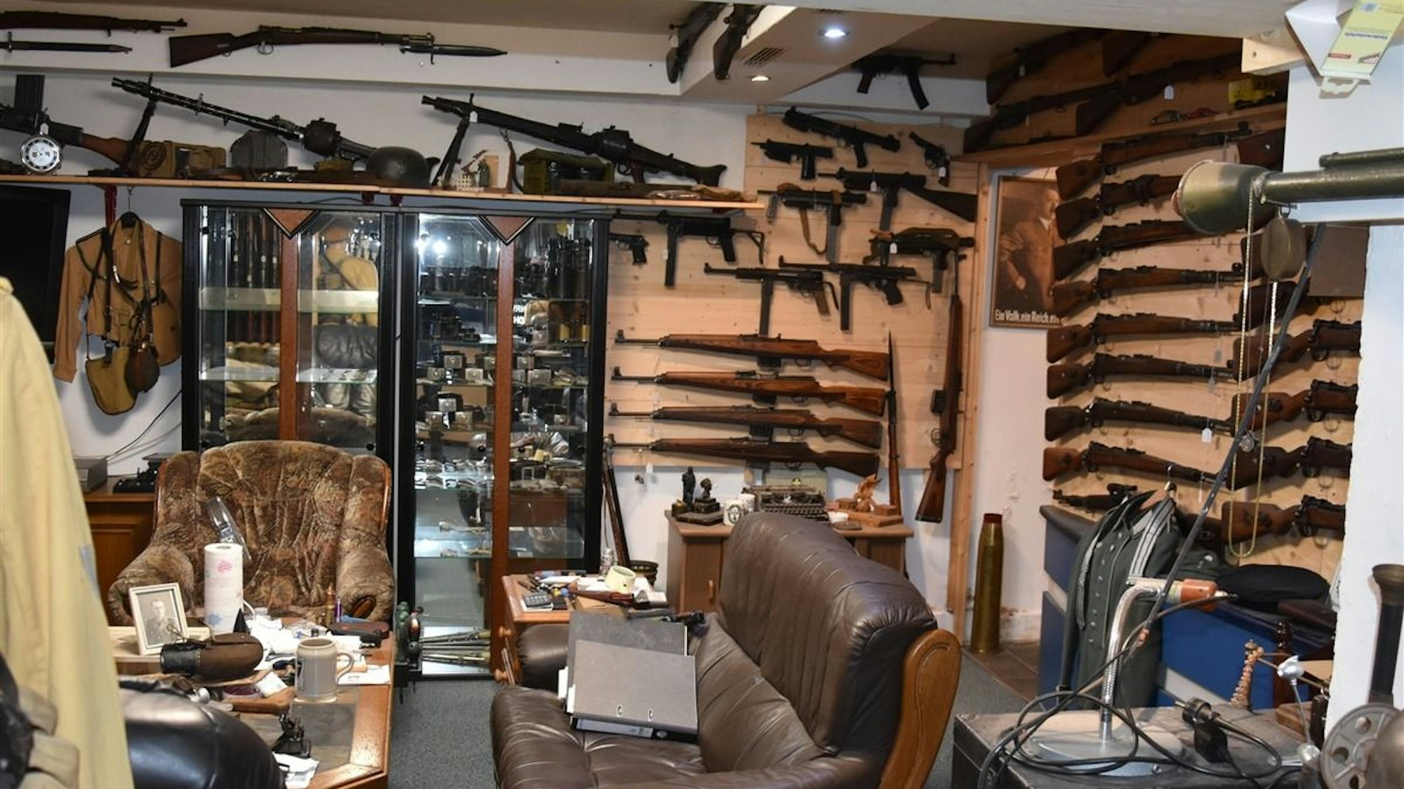 Sichergestellte Waffen liegen auf einem Tisch.