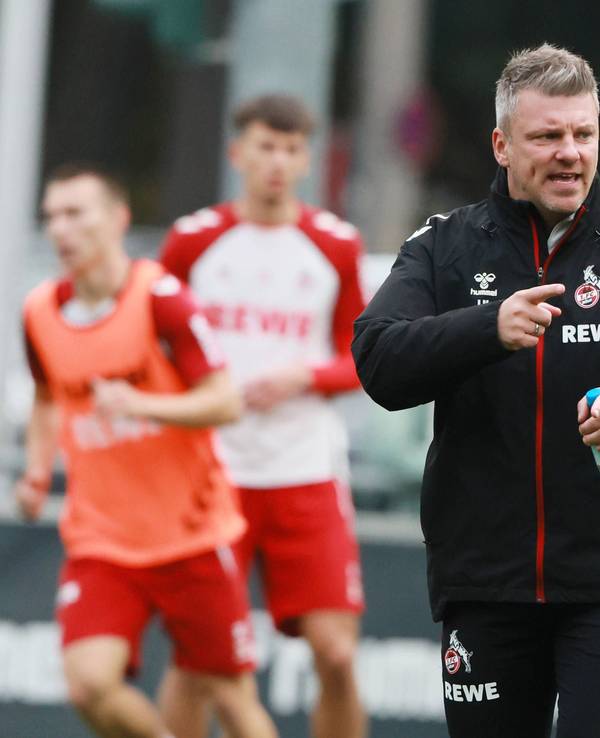 Lukas Kwasniok beim 1. FC Köln auf dem Trainingsplatz.