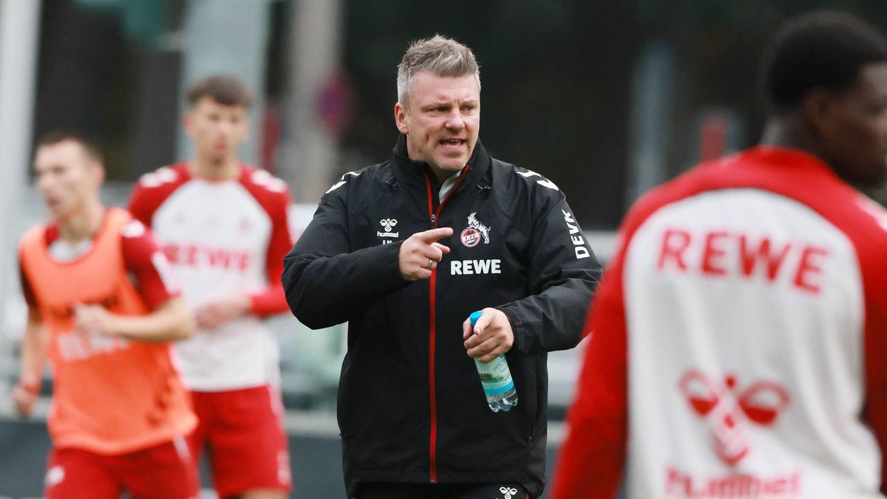 Lukas Kwasniok beim 1. FC Köln auf dem Trainingsplatz.