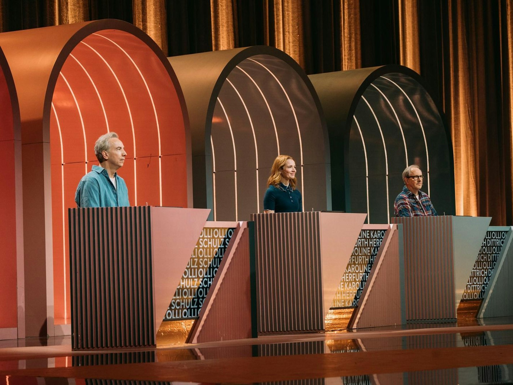 Sie geben sich alle Mühe, von links: Olli Schulz, Karoline Herfurth, Olli Dittrich und Wildcard-Kandidatin Jacqueline (nicht im Bild).  (Bild: Joyn / Julian Mathieu)