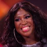 Motsi Mabuse trägt die Haare lang und offen.