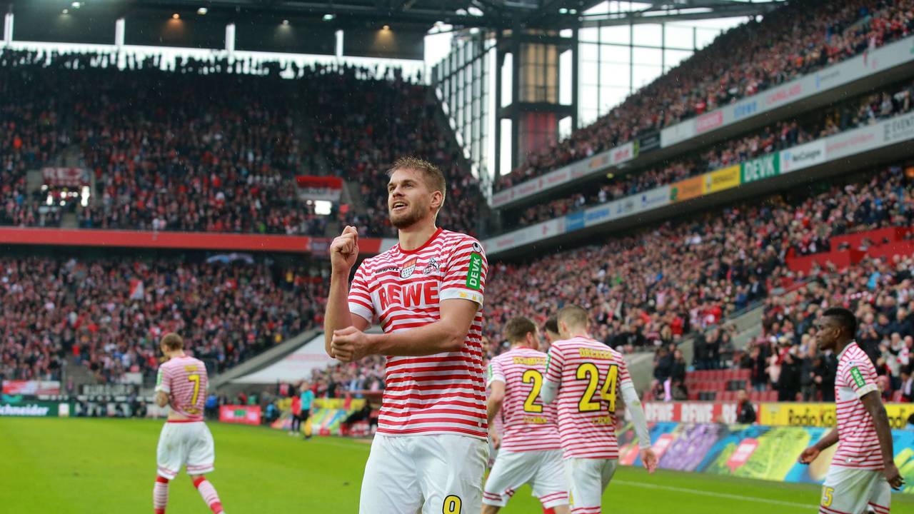 Simon Terodde jubelt im Ringelstreifen-Trikot.
