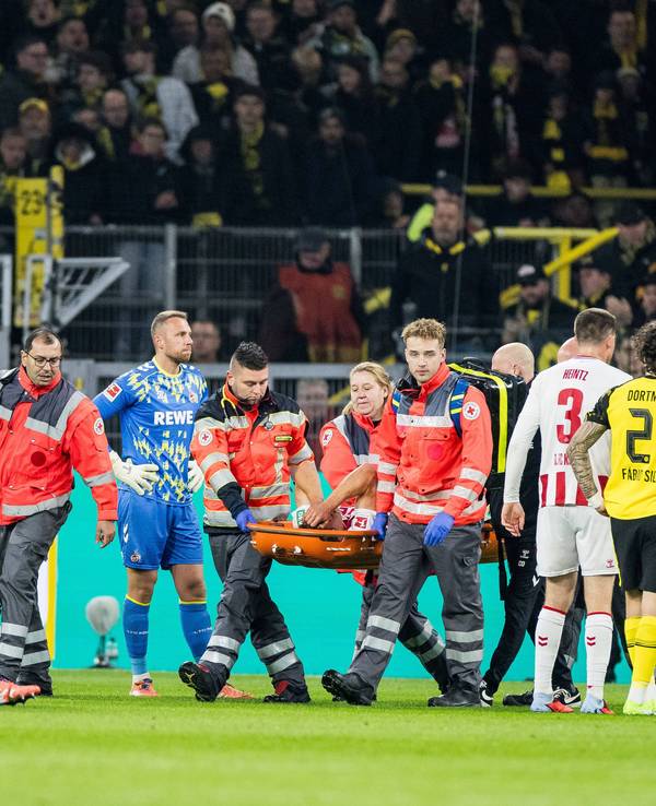 Timo Hübers wird nach seiner Verletzung im Spiel des 1. FC Köln mit einer Trage vom Feld gebracht.