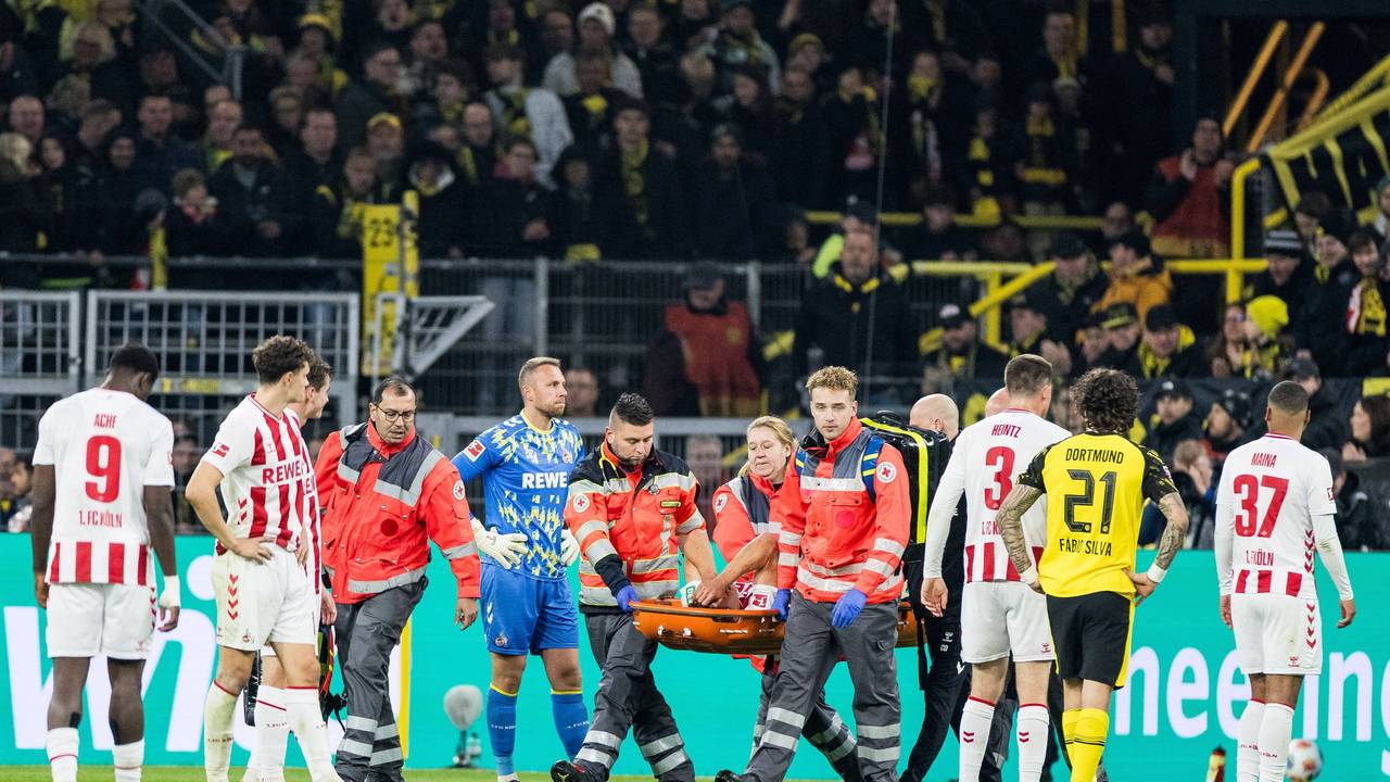 Timo Hübers wird nach seiner Verletzung im Spiel des 1. FC Köln mit einer Trage vom Feld gebracht.