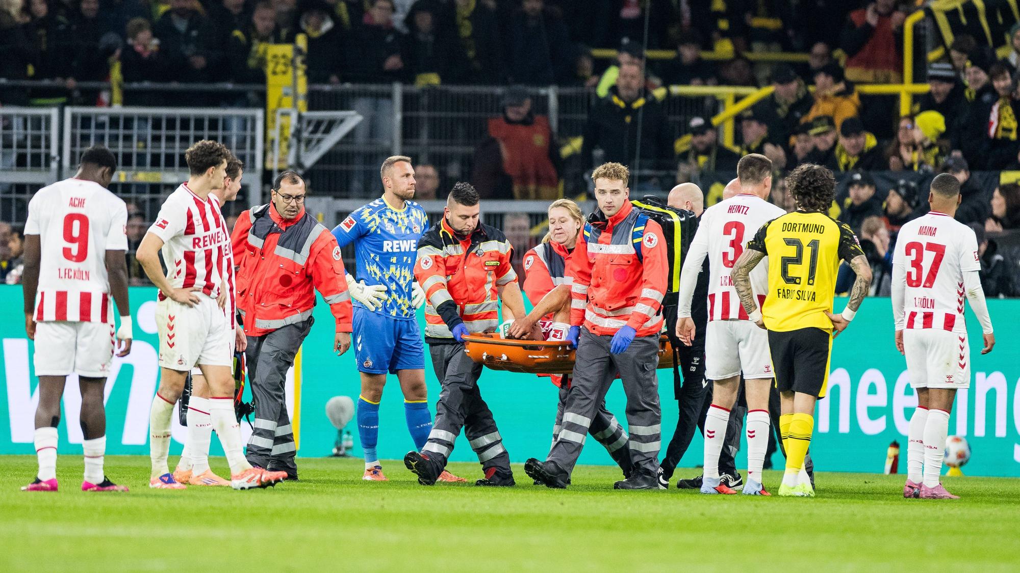 Mit einer Trage wird der verletzte Timo Hübers im FC-Spiel vom Rasen transportiert.