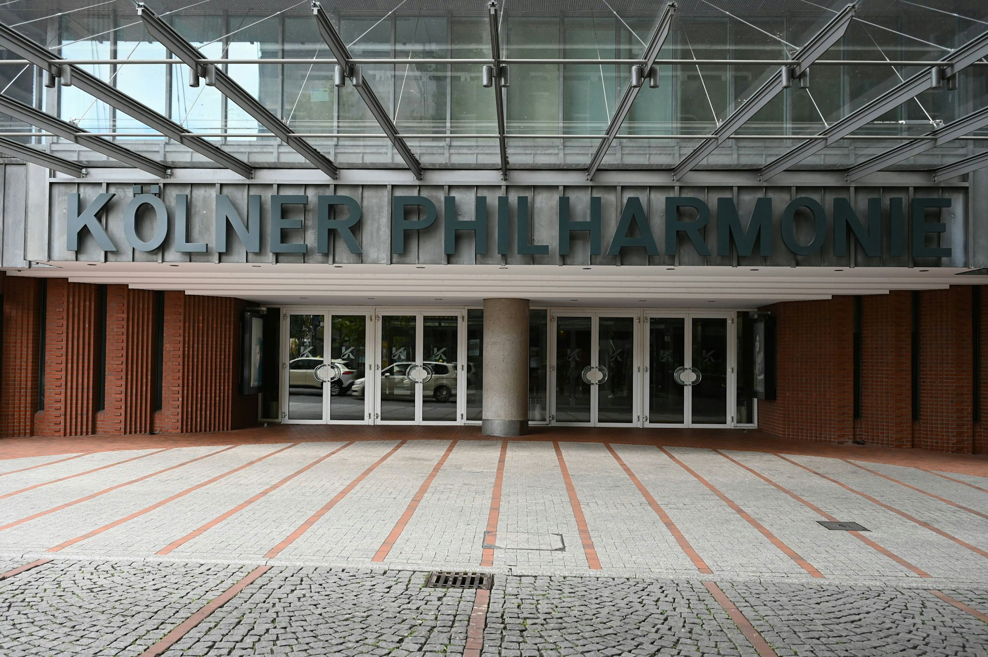 Schriftzug Kölner Philharmonie am Eingang *** Kölner Philharmonie lettering at the entrance