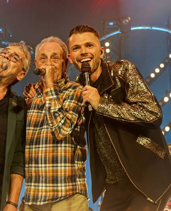Micky Brühl und Erry Stoklosa singen mit Leon Heidrich von Scharmöör.