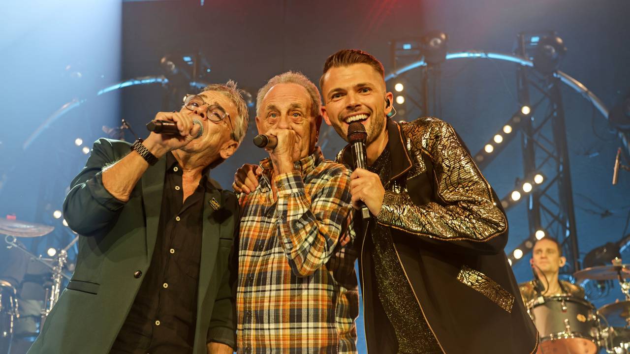 Micky Brühl und Erry Stoklosa singen mit Leon Heidrich von Scharmöör.