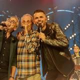 Micky Brühl und Erry Stoklosa singen mit Leon Heidrich von Scharmöör.