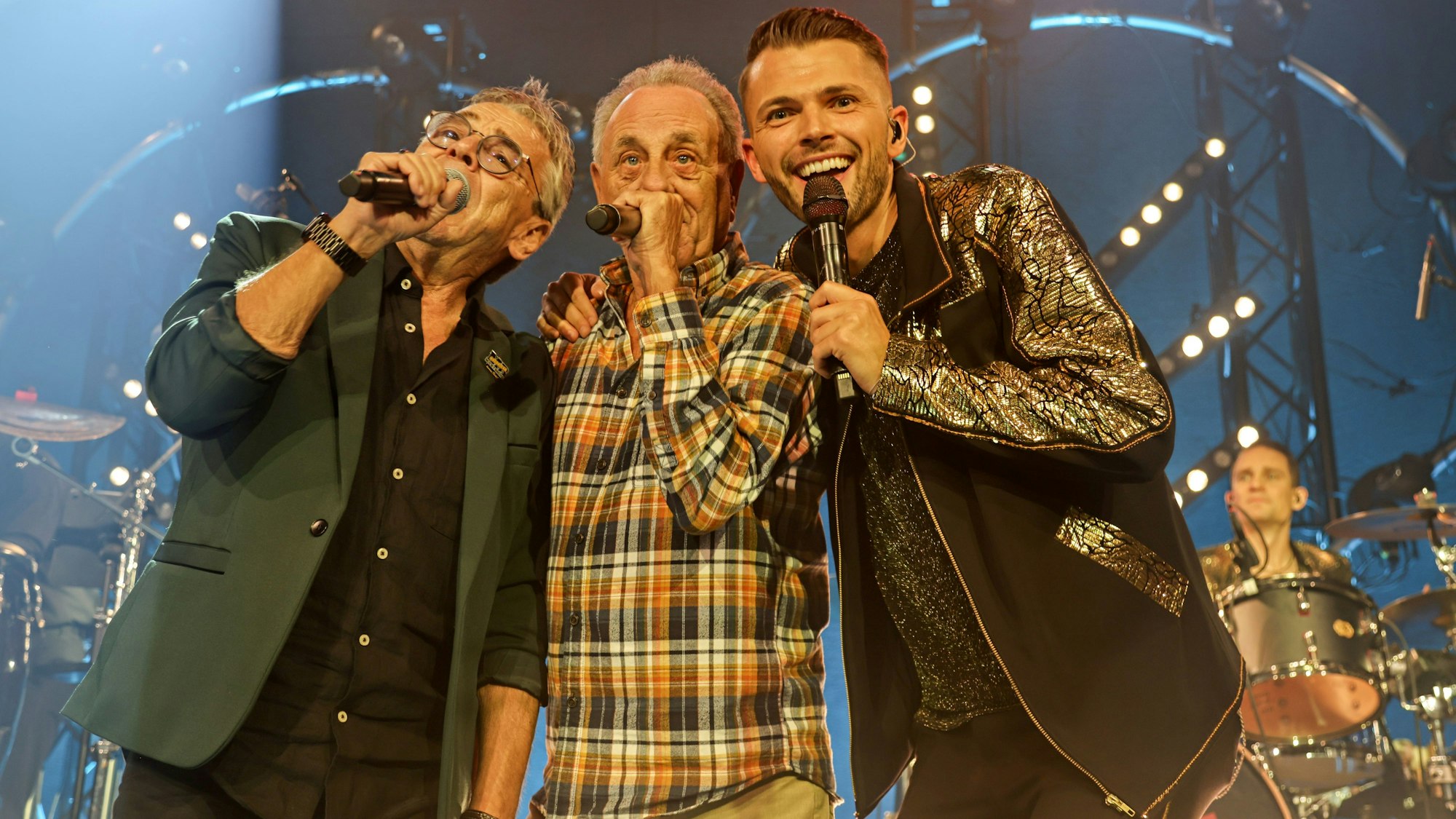 Micky Brühl und Erry Stoklosa singen mit Leon Heidrich von Scharmöör.