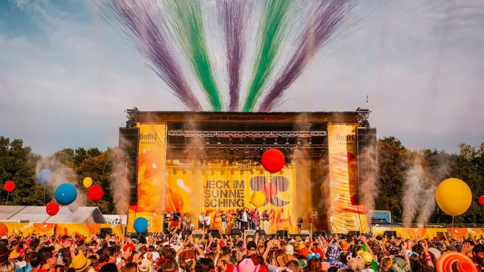 Jeck im Sunnesching 2025 in Bonn. Mehr als 20.000 Jecke feierten ausgelassen in der Bonner Rheinaue – zum letzten Mal? (Archivbild)