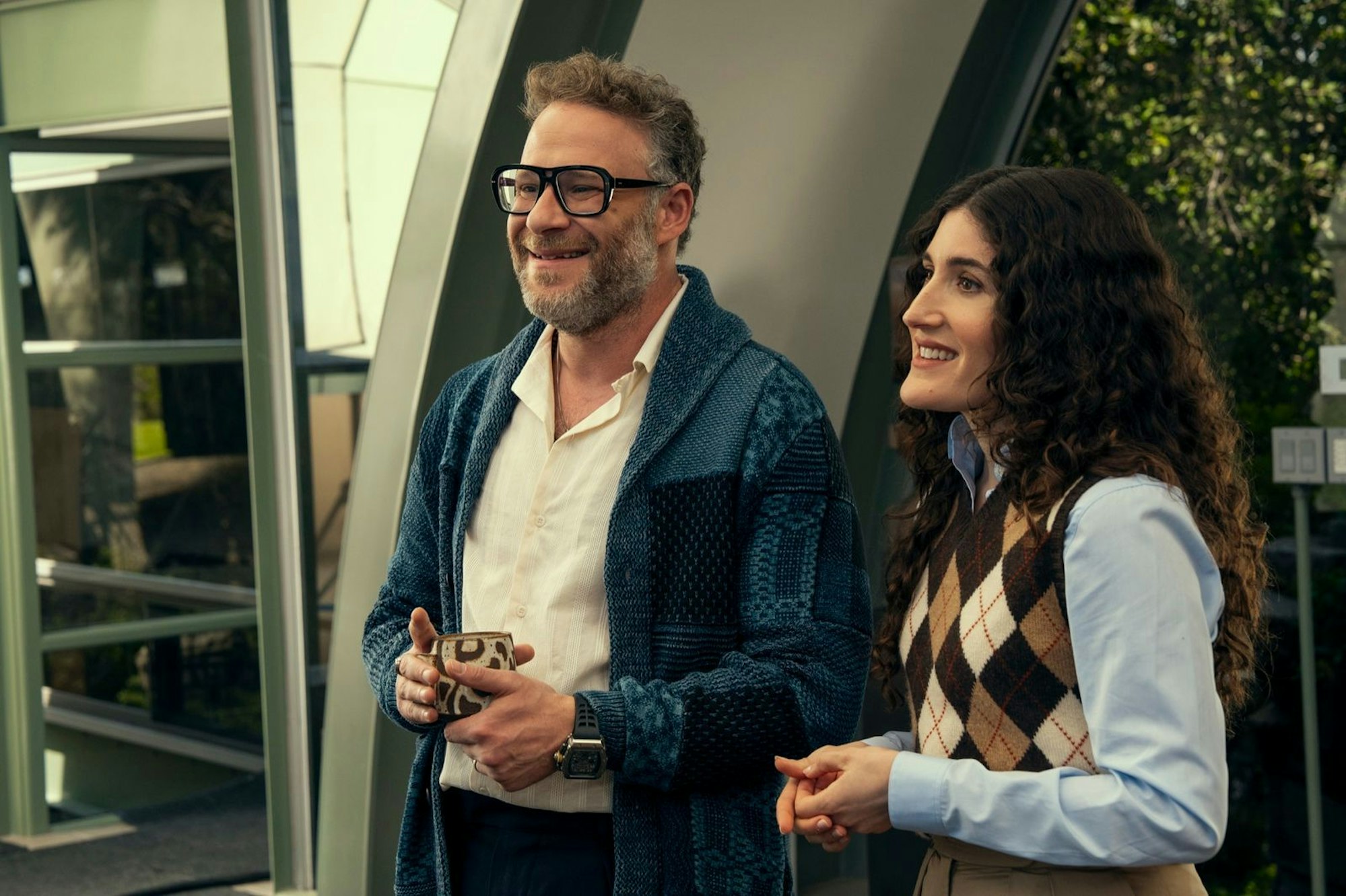 Im Tempel von Rabbi Neil (Seth Rogen) und Cami (Kate Berlant) bietet sich für Noah eine unerwartete Chance. (Bild: © 2025 Netflix, Inc. / Erin Simkin)