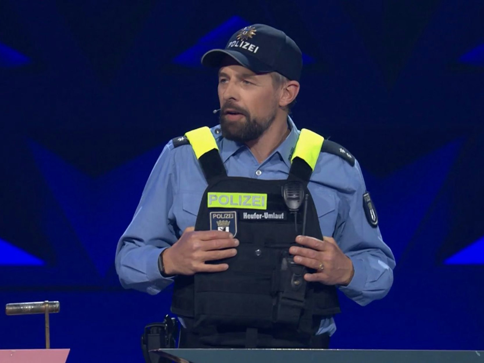 Auf alles vorbereitet: Ersatz-Moderator Klaas Heufer-Umlauf macht auf Polizist. (Bild: Joyn)
