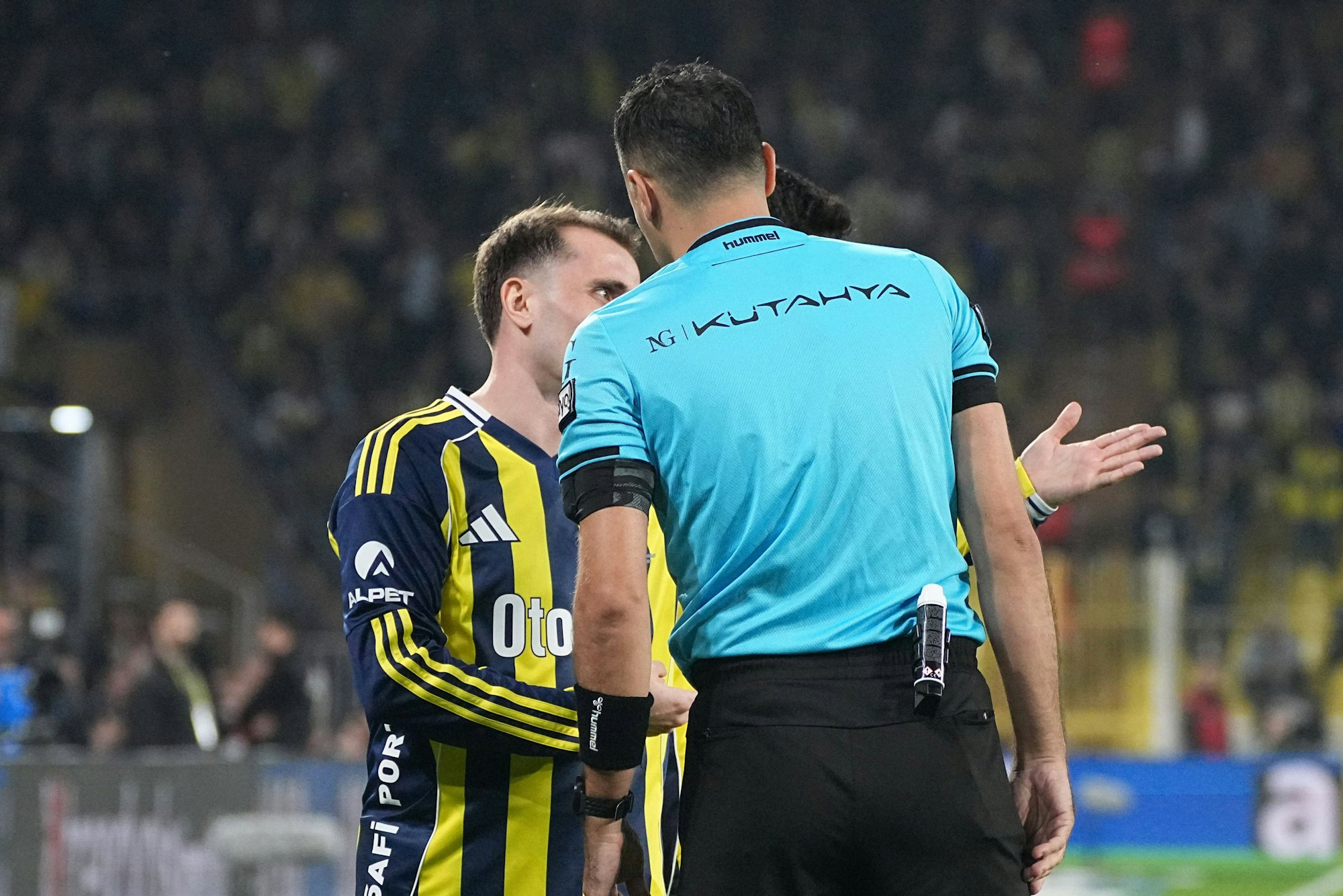 Kerem Akturkoglu spricht mit Schiedsrichter Ali Sansalan während des Spiels.