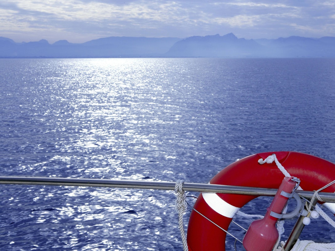 Roter Rettungsring an Bord eines Schiffes (Symbolbild). Vor Mallorca rettete die Besatzung eines Kreuzfahrtschiffes am Sonntag Migrantinnen und Migranten in Seenot.