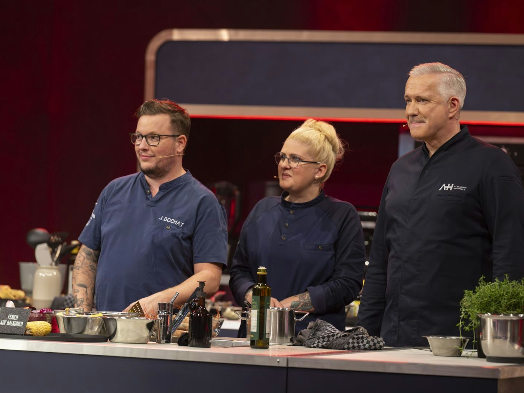 Alexander Herrmann (rechts) bot als Teamchef von „Team Herrmann“ mit Lisa Angermann und Jari Dochat zwei ehemalige „The Taste“-Gewinner auf. (Bild: RTL/Markus Hertrich)