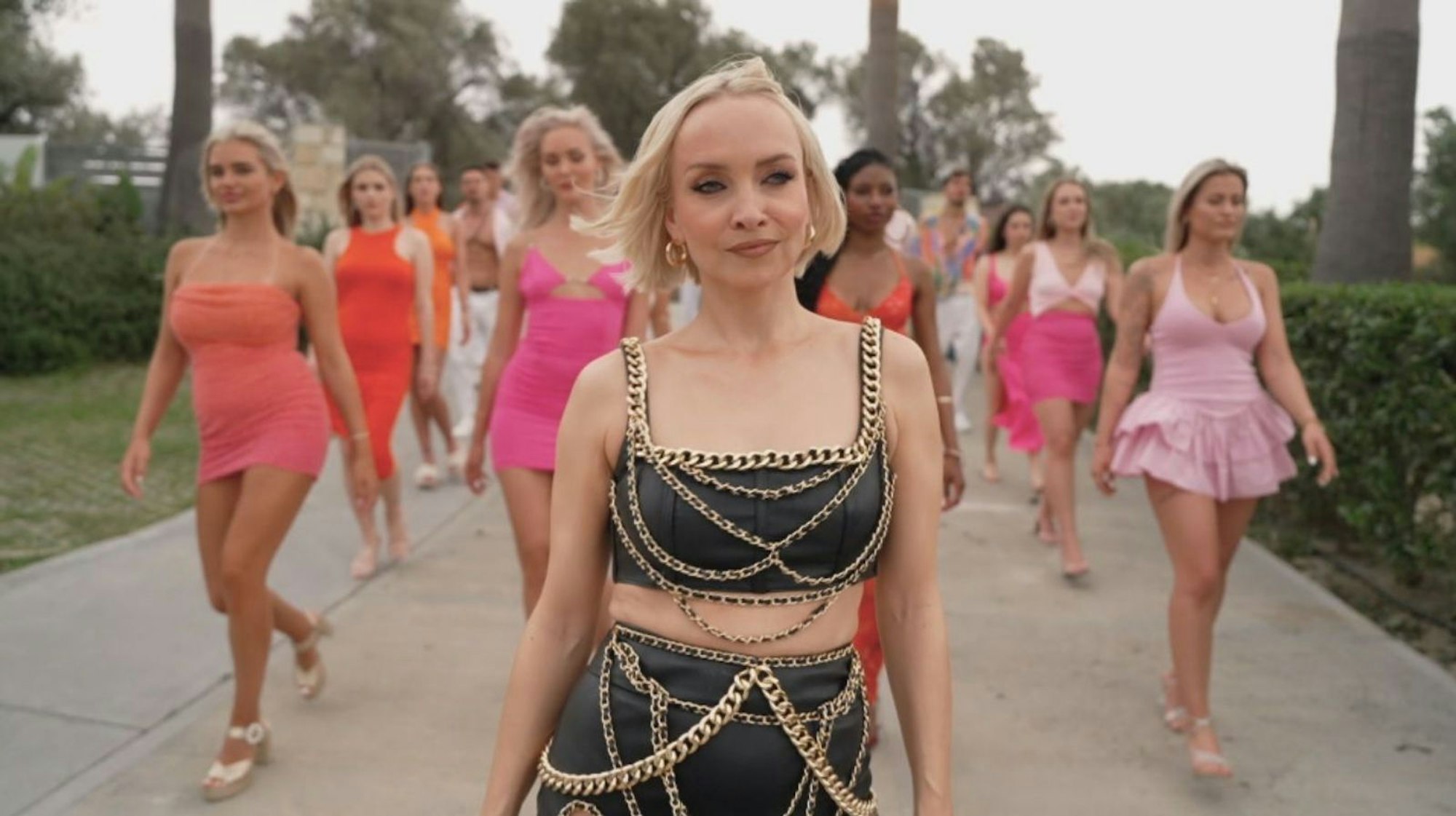 Moderatorin Janin Ullmann (vorn) lädt zum ersten Lagerfeuer.  (Bild: RTL)