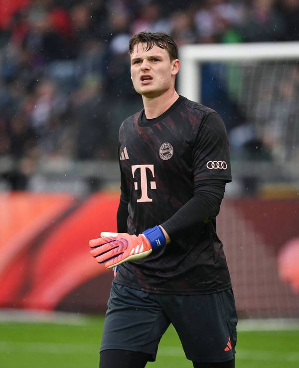 Jonas Urbig verzieht das Gesicht ein wenig und ist am Gehen.