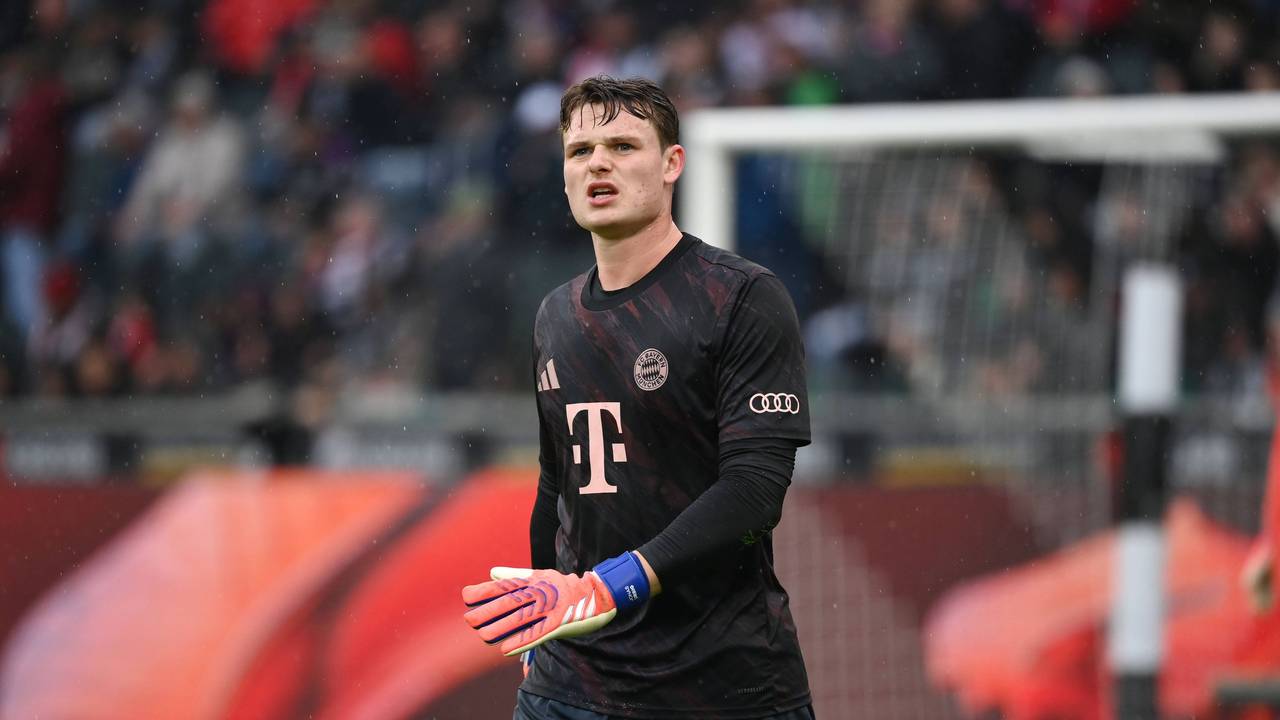 Jonas Urbig verzieht das Gesicht ein wenig und ist am Gehen.