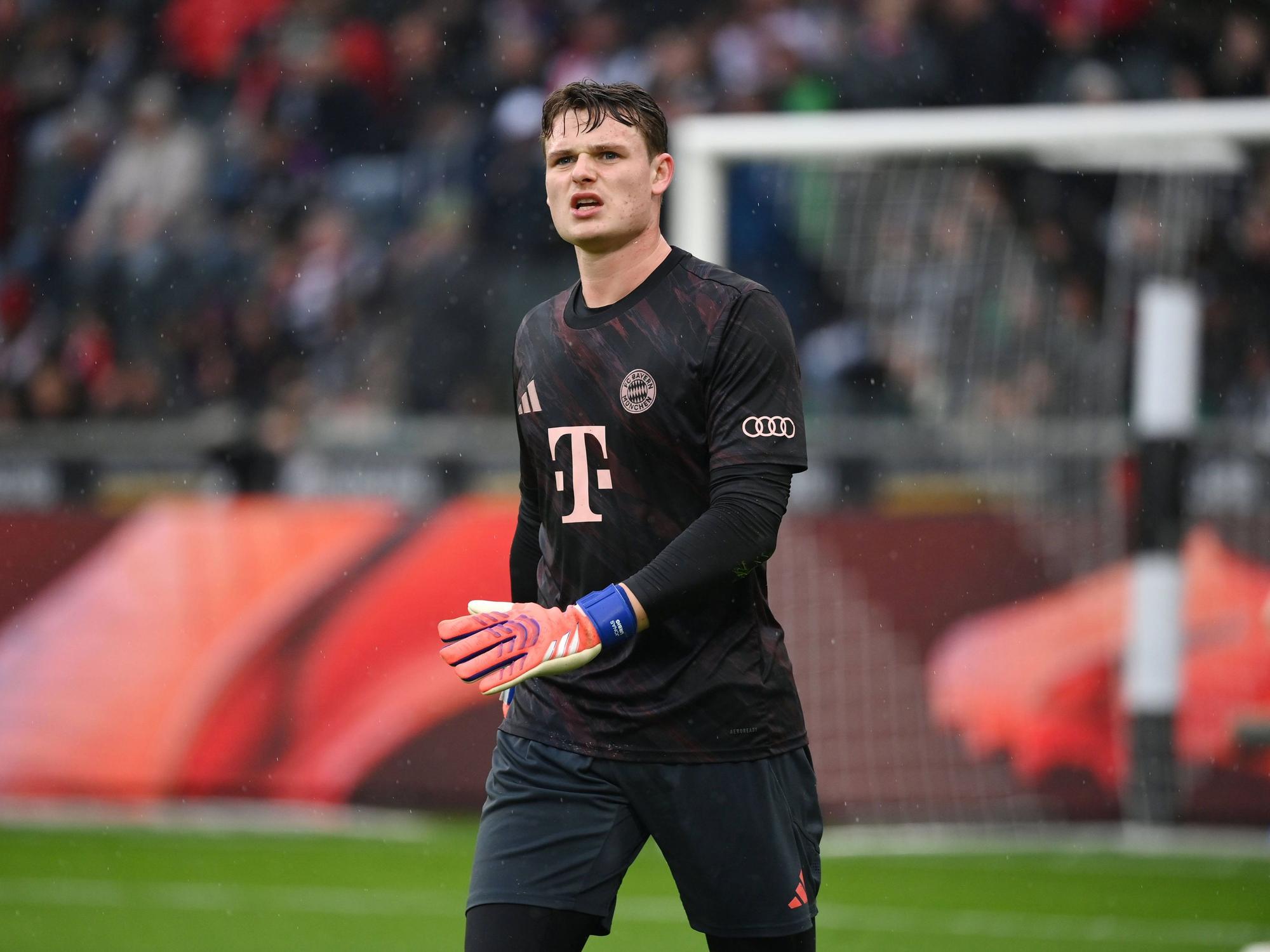 Jonas Urbig verzieht das Gesicht ein wenig und ist am Gehen.