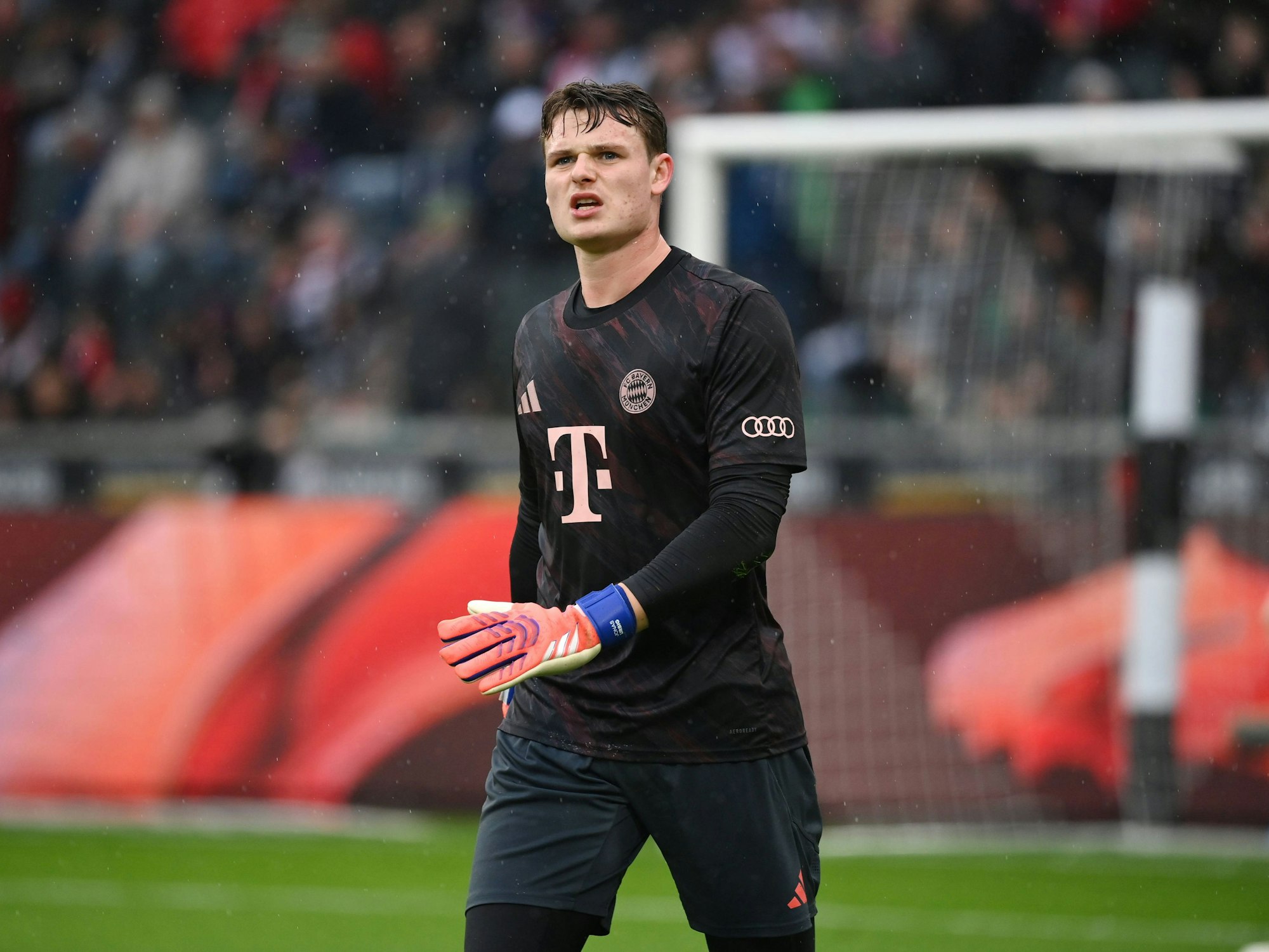 Jonas Urbig verzieht das Gesicht ein wenig und ist am Gehen.