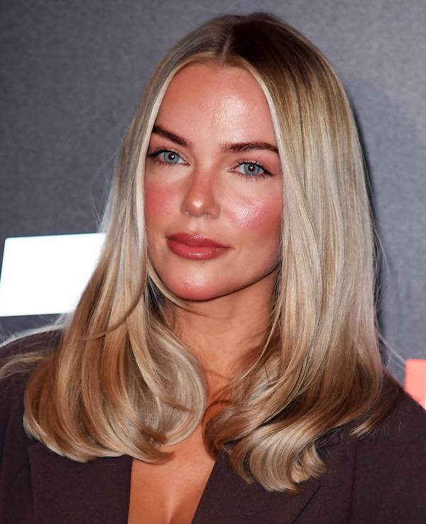 Laura Maria Rypa lächelt in die Kamera mit blonden Haaren und blauen Augen