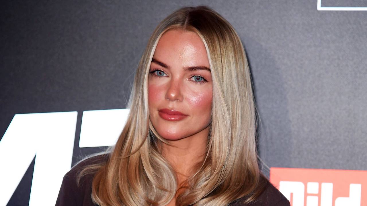 Laura Maria Rypa lächelt in die Kamera mit blonden Haaren und blauen Augen