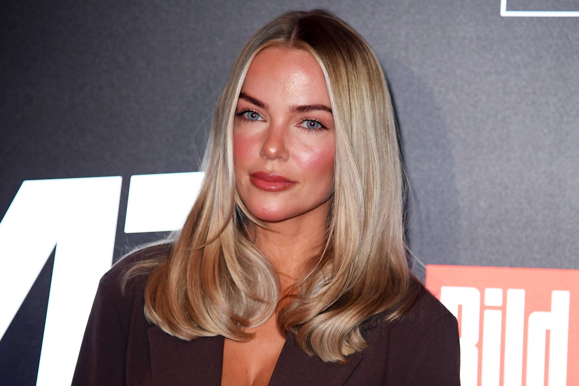 Laura Maria Rypa lächelt in die Kamera mit blonden Haaren und blauen Augen